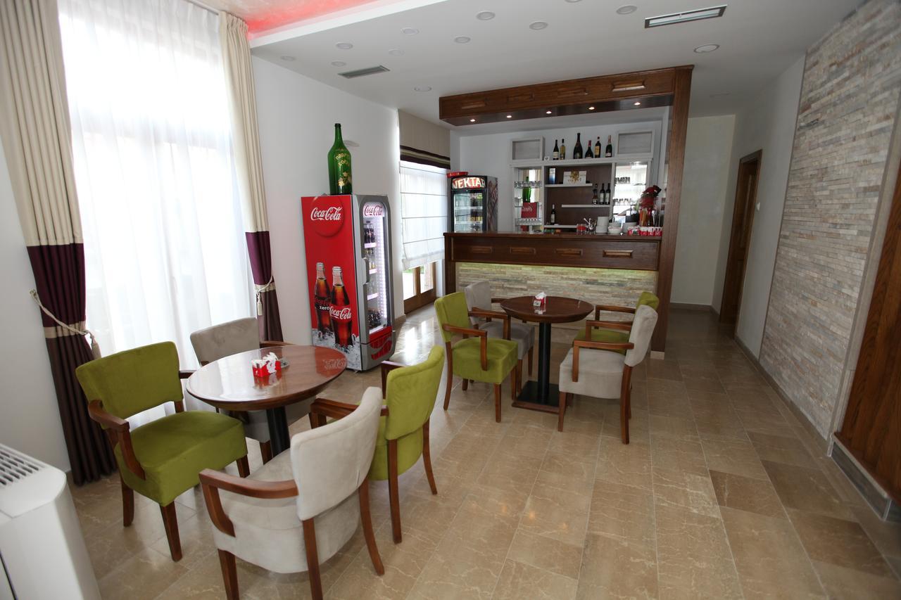 טרביניה Apis Hotel מראה חיצוני תמונה