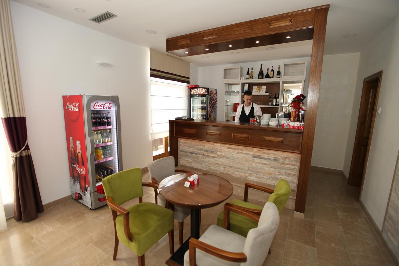 טרביניה Apis Hotel מראה חיצוני תמונה